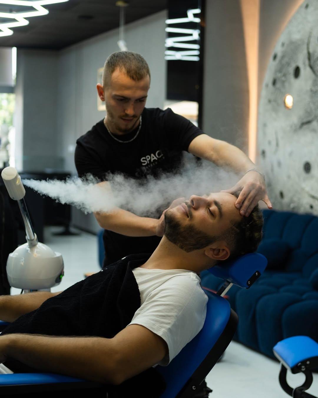 Holenie britvou v Space Barber Trenčín