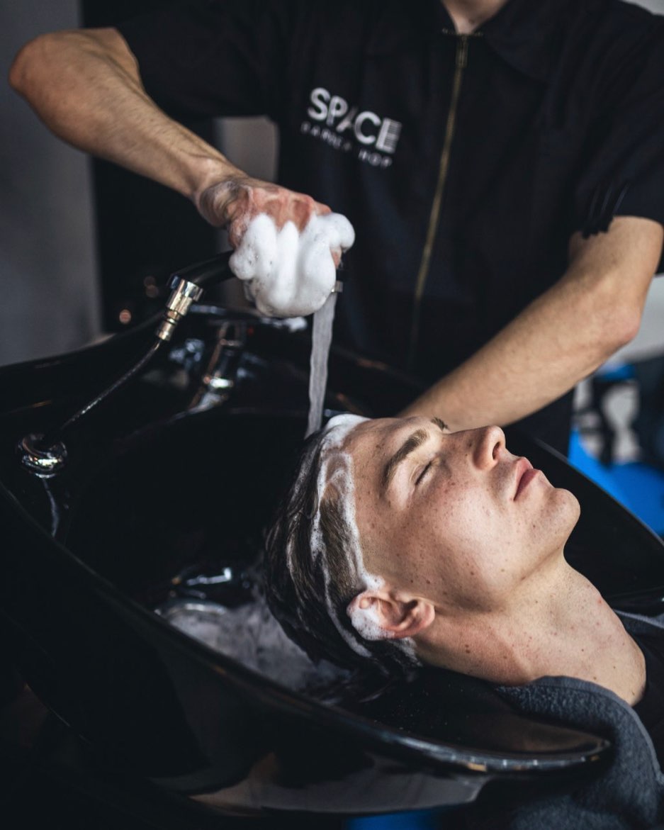 Detail fade strihu v barbershope Trenčín